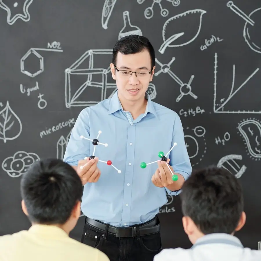 teacher-showing-molecular-models-pajai8ejvis8wtkf8osbcx57eh4yyblkotkbm5fmeg